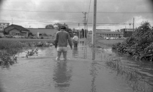 069五十一・九・十二(ネガ11)09（飯柄　志知瀧雄宅東道路）.19760910